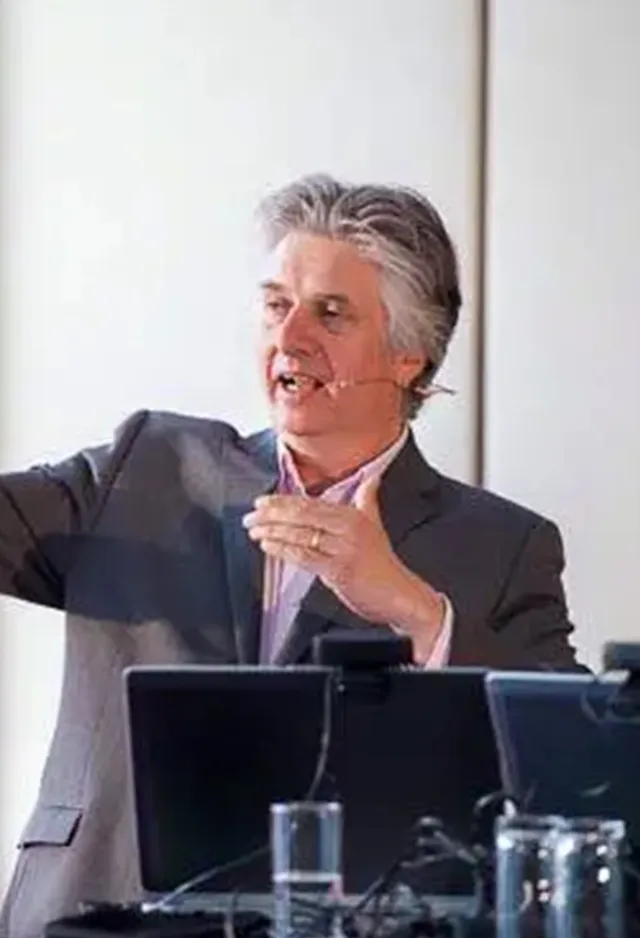 Sven Johns hält einen Vortrag