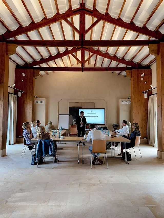 Verkaufstrainer Georg Ortner hält einen individuellen Vortrag vor einer kleinen Gruppe