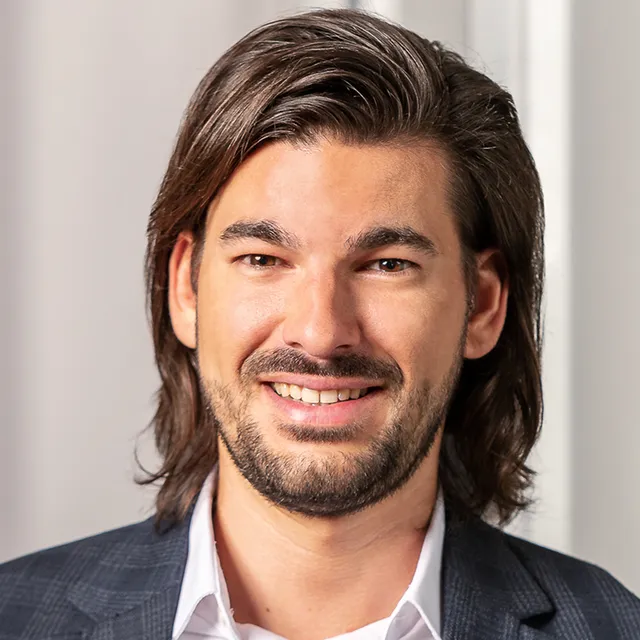 Portrait Julian Tolias